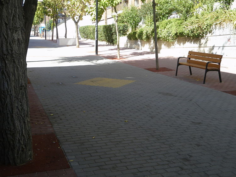 Mobiliario urbano y pavimento caucho obra Ciempozuelos.