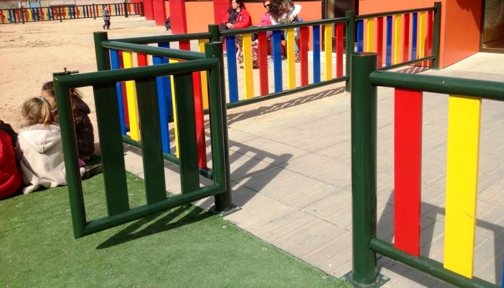 Valla metálica de colores certificada para parques infantiles