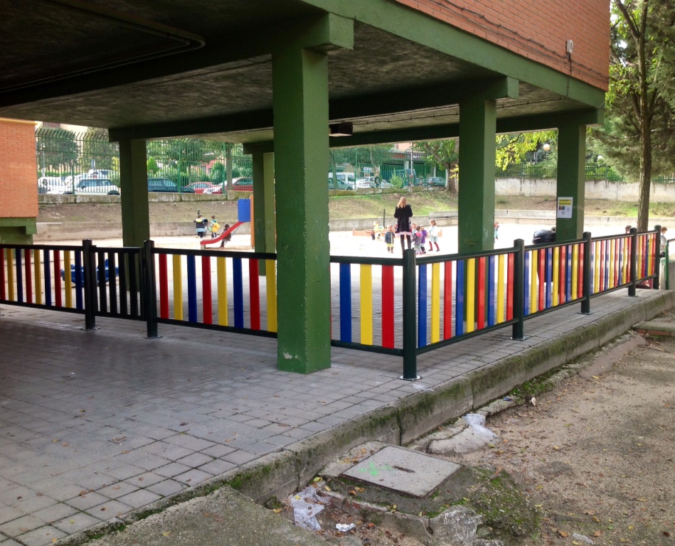 Valla Metálica de Colores Parque Infantil Colegio C.E.I.P. Antoni Tapias. Coslada.