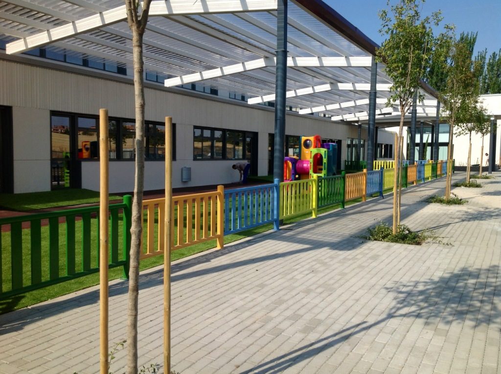 Fabricación, suministro e instalación de valla metálica de colores Urbadep Colegio en Humanes. Madrid.