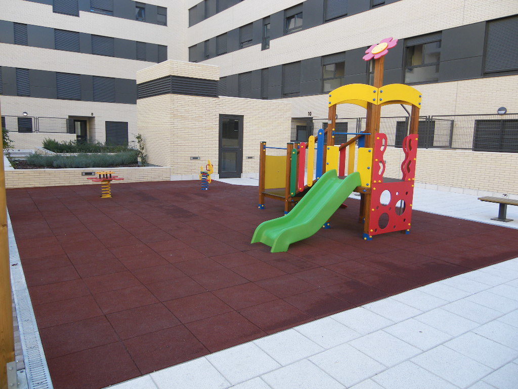 Parque infantil comunidad de propietarios Alcalá de Henares.Madrid.