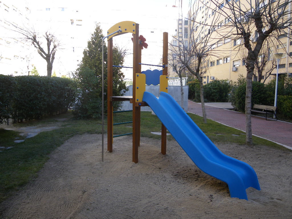 Parques Infantiles y Mobiliario Urbano en Comunidad de Propietarios en Madrid.