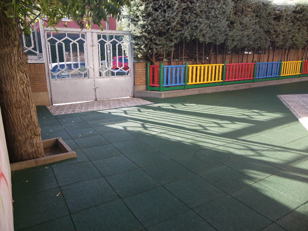 Suministro e instalacion de parque infantil en Colegio Amor de Dios. Madrid.