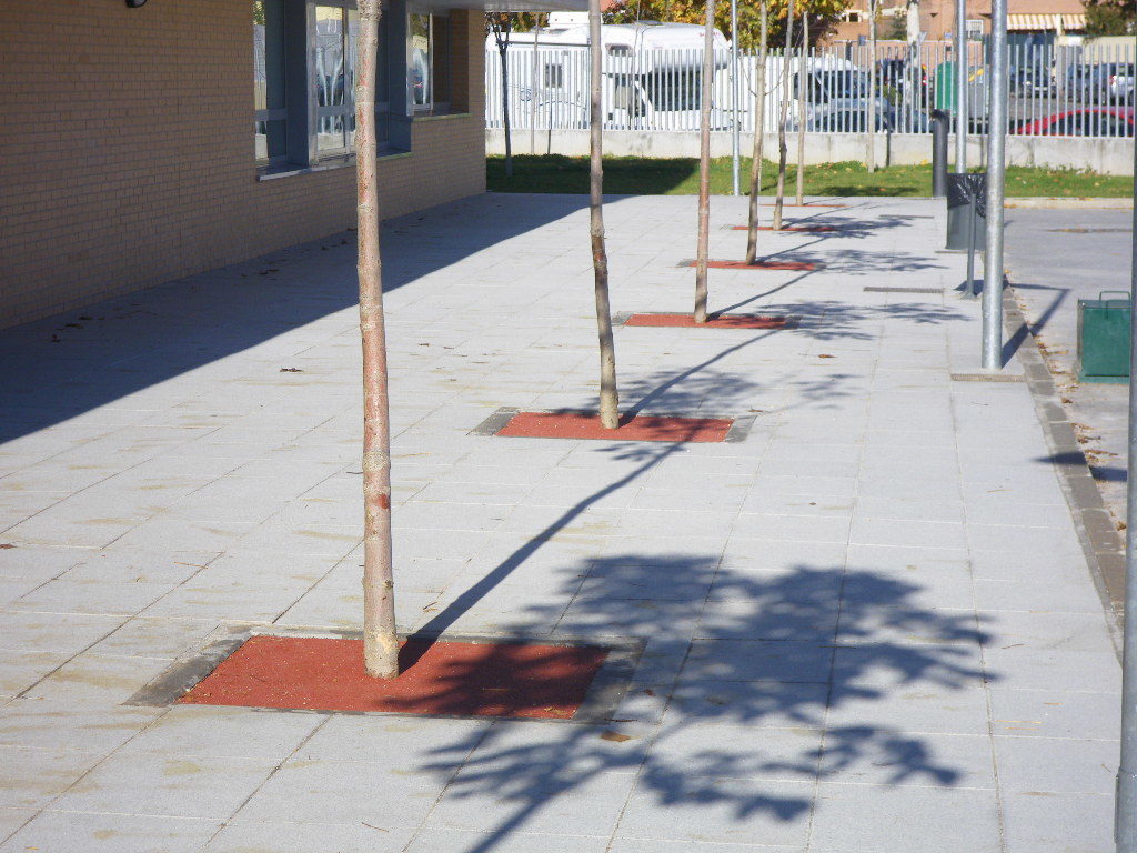 Pavimento de caucho continuo para alcorques Colegio Alborada.