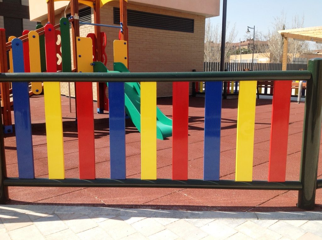 Valla metálica de colores certificada para parques infantiles