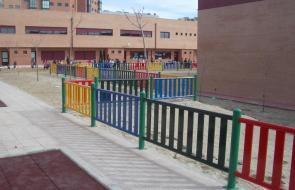 Valla metálica de colores Urbadep para delimitar parque infantil en colegio municipal de Vallecas. Madrid