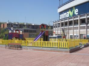 Parque infantil y mobiliario urbano Estadio Vicente Calderón. Madrid.