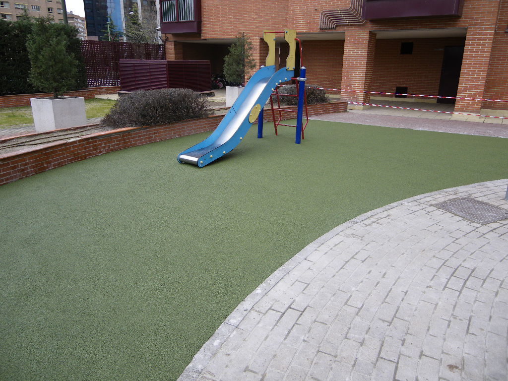 Pavimento de  caucho continuo en Parque infantil comunidad de propietarios Madrid.