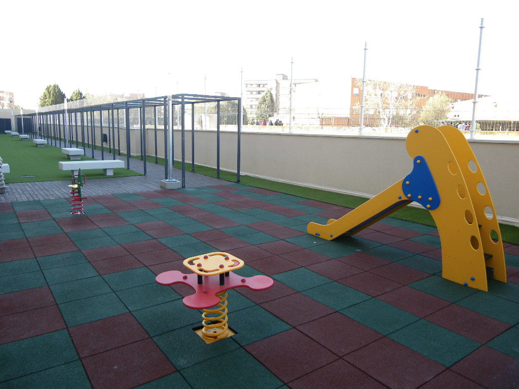 Suministro e instalación de Parque infantil y mobiliario urbano obra Torrejón de Ardoz. Madrid.