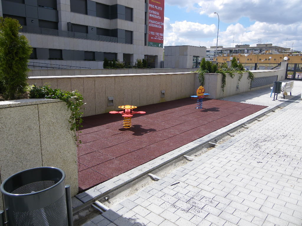 Parque infantil y mobiliario urbano obra Torrejón de Ardoz. Madrid.