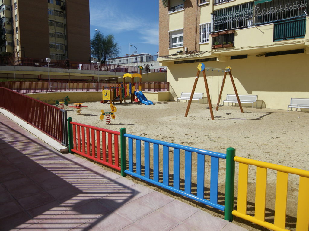 Instalación Parque infantil y mobiliario urbano comunidad de propietarios Madrid.