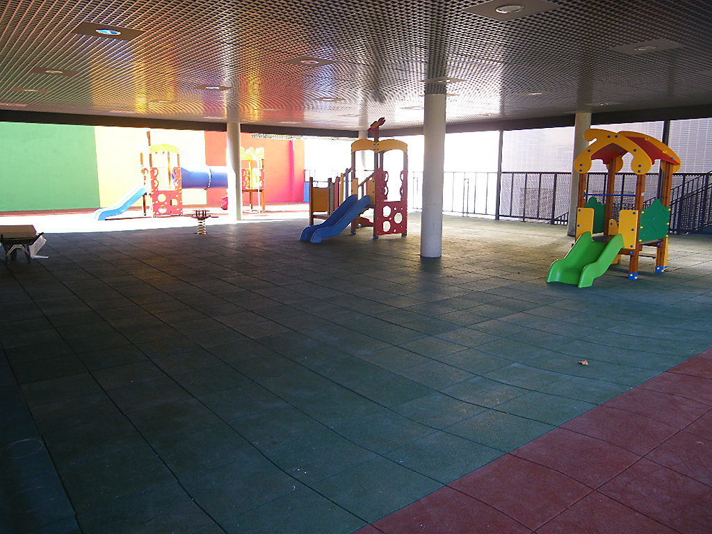 Parque infantil y mobiliario urbano Colegio Alcobendas.