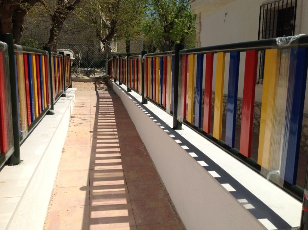 Valla metálica de colores Colegio Chinchón. Madrid