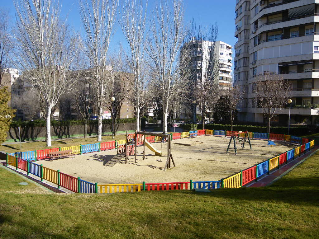 Valla metálica de colores Urbadep homologada para parques Infantiles.