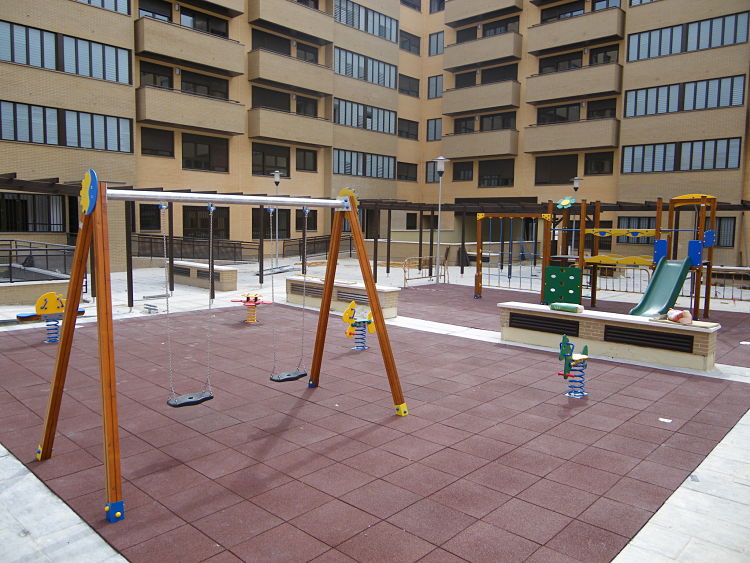 Parque infantil obra nueva de viviendas de la Comunidad de Madrid en Rivas Vaciamadrid.