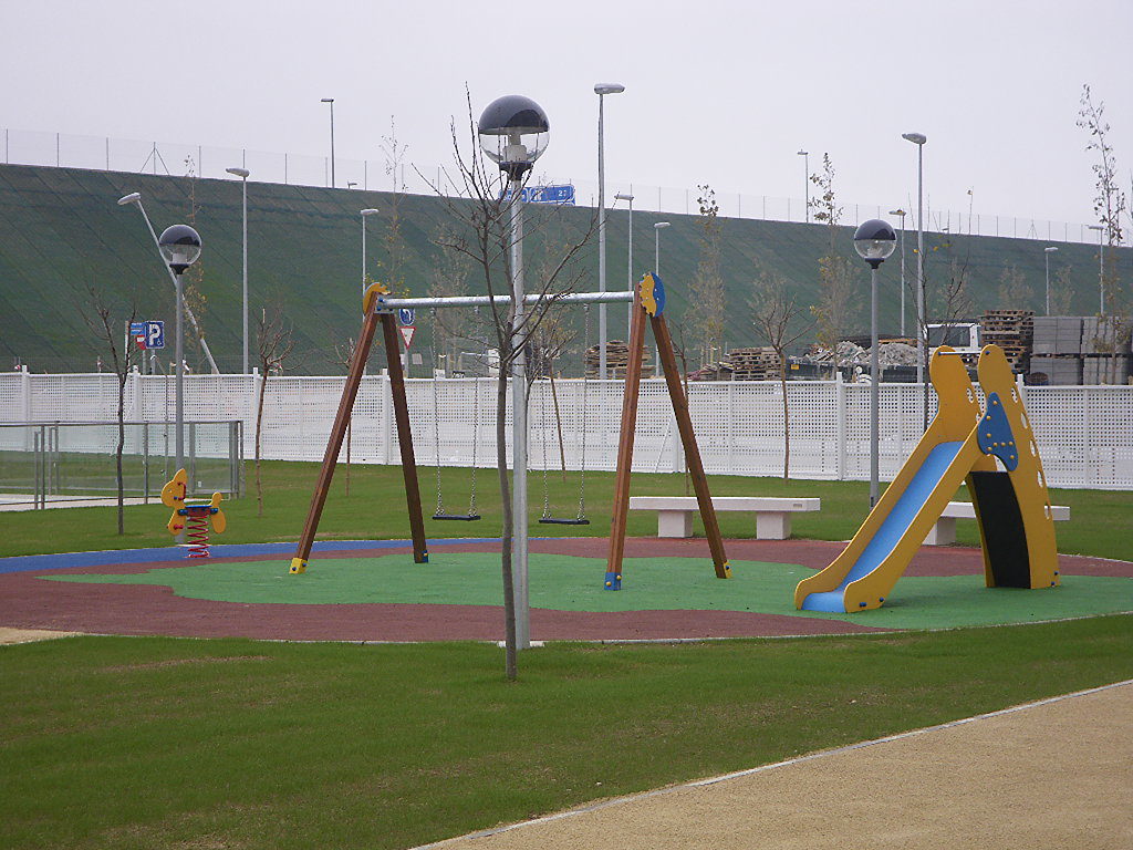 Parque infantil y mobiliario urbano Zaragoza capital.