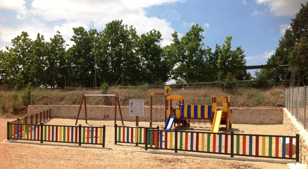 Parque infantil Ayuntamiento de Hontoba. Guadalajara.