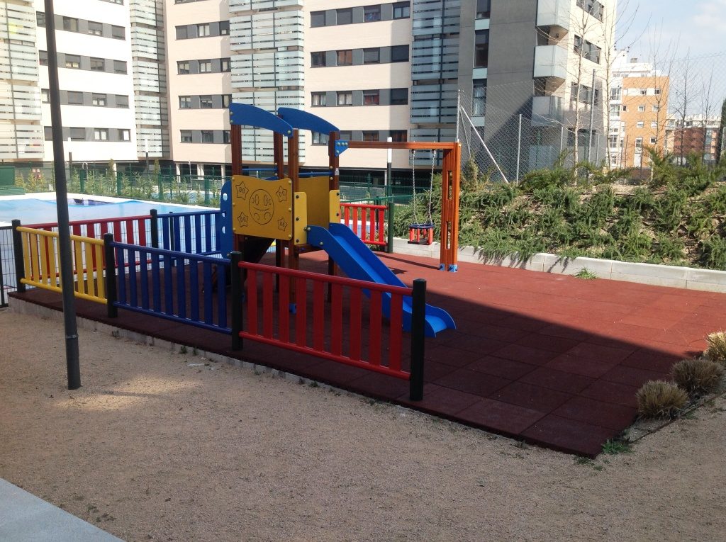 Parque Infantil y Pavimento de caucho en losetas.