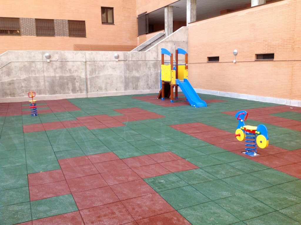 Parque Infantil y pavimento de caucho en losetas Obra  FCC. Tres Cantos. Madrid.