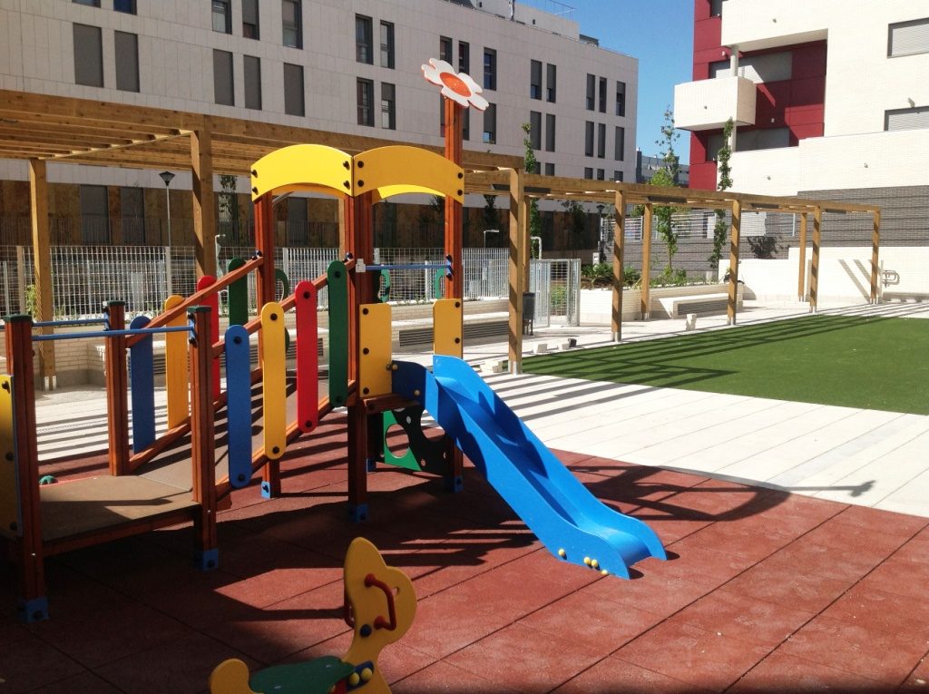 Mobiliario urbano y parque infantil Ferrovial San Sebastian de Los Reyes. Madrid