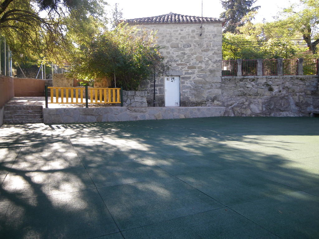 Valla metálica de colores y pavimento de caucho en losetas Colegio Montesori. Collado Villalba. Madrid.