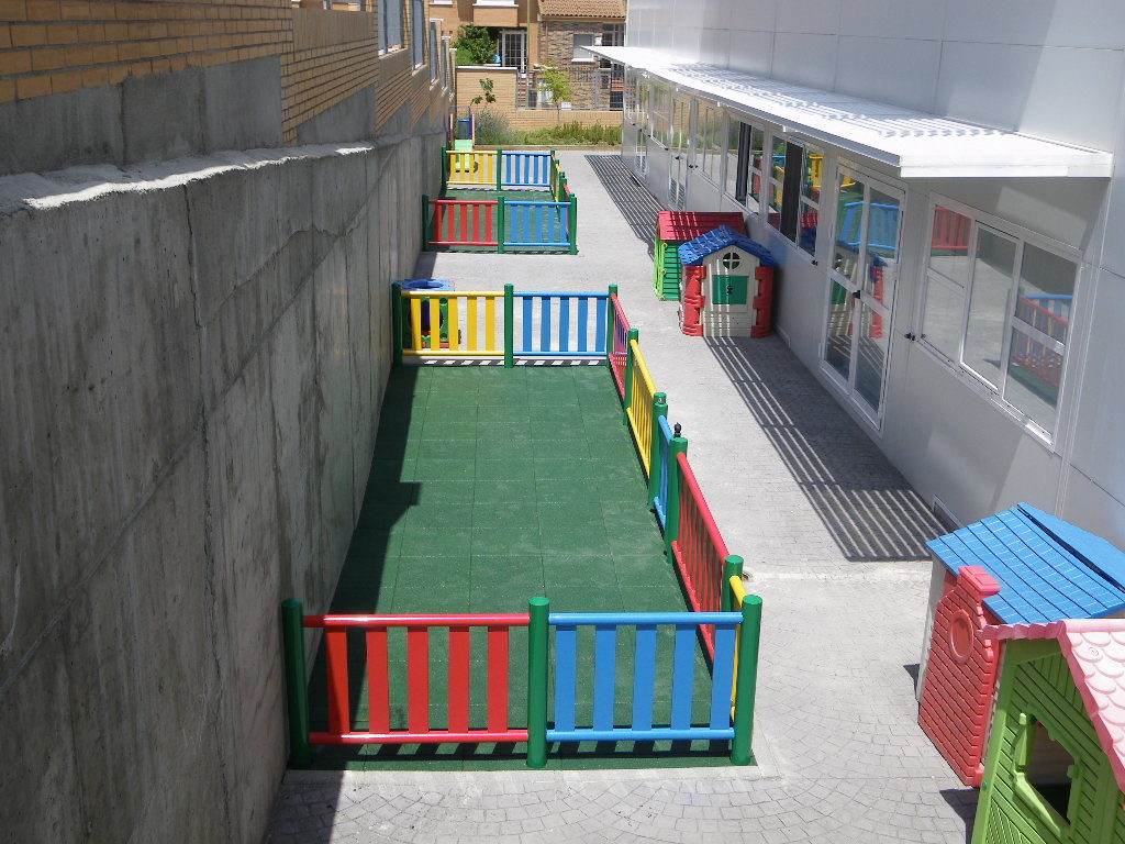 Valla Metálica de Colores y Pavimento Caucho en losetas Colegio Tres Olivos. Madrid.