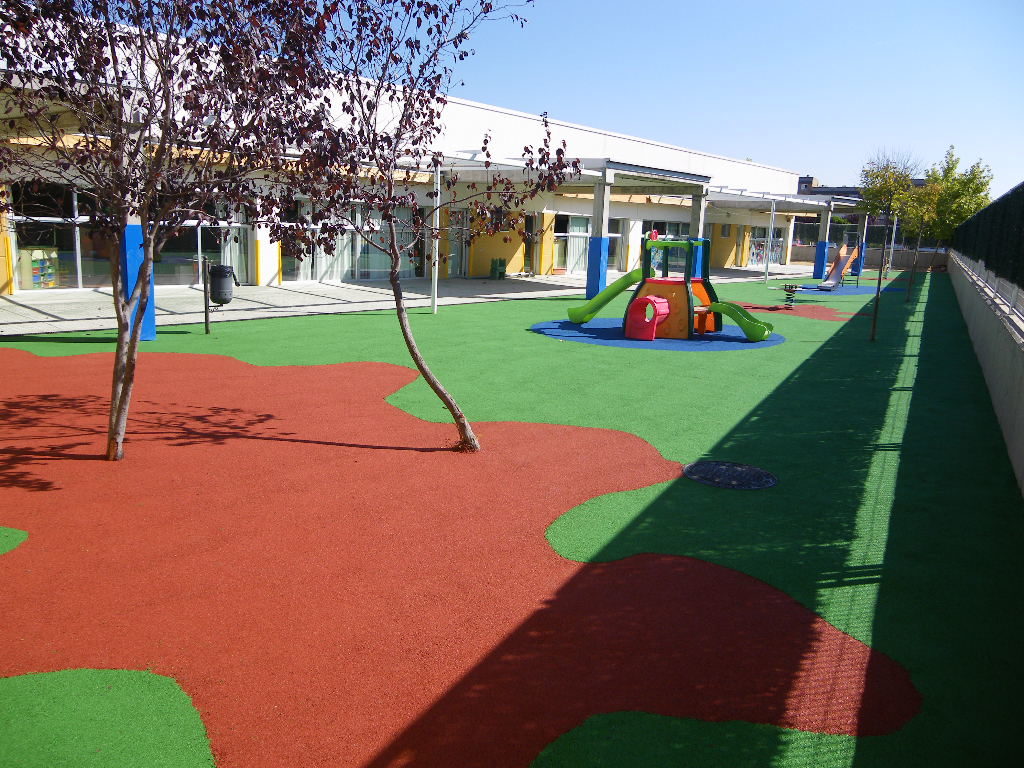 Pavimento de caucho continuo colegio público en Boadilla del Monte. Madrid.