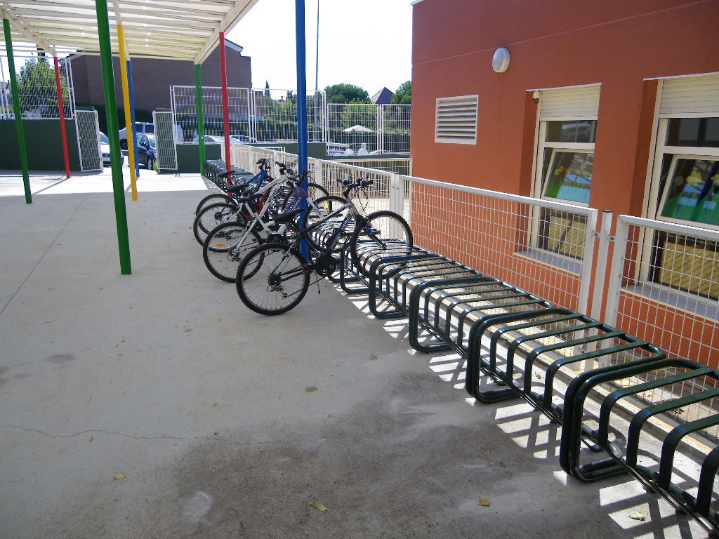 Mobiliario urbano Colegio El Cantizal. Ayuntamiento de Las Rozas.