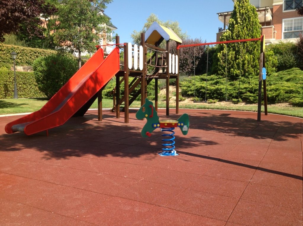 Mantenimiento de Parques Infantiles y Pavimento de caucho en losetas. Madrid