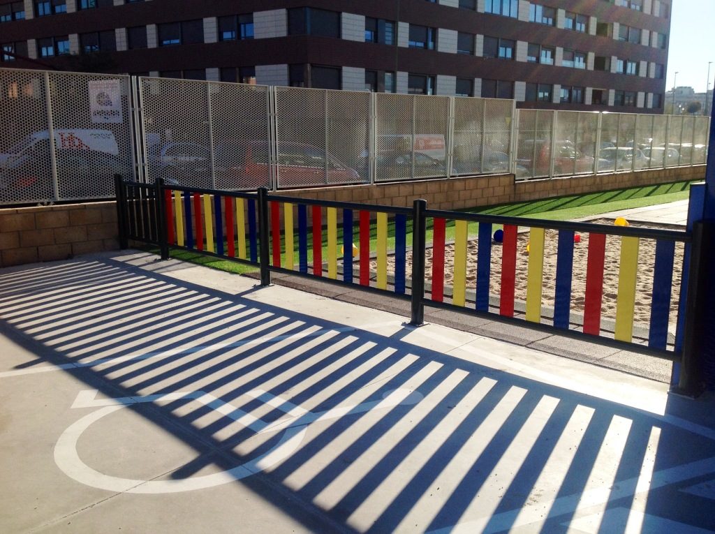 Valla metálica de colores parques infantiles Colegio Estudiantes Las Tablas. Madrid.