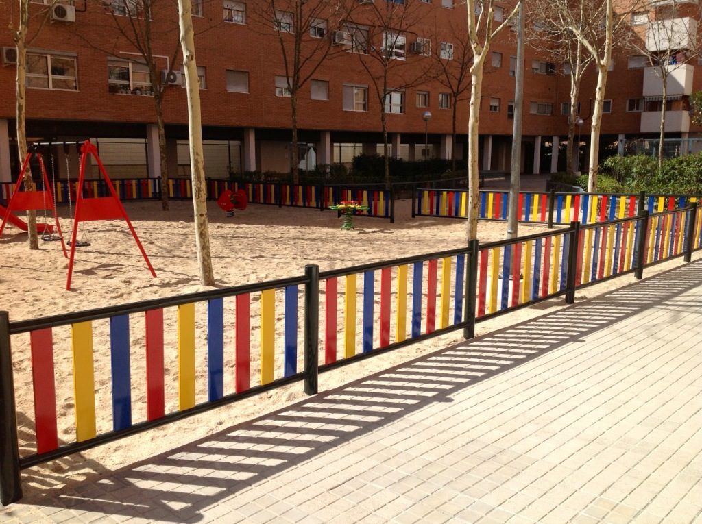 Parque Infantil e instalación de valla metálica de colores en Leganes. Madrid.