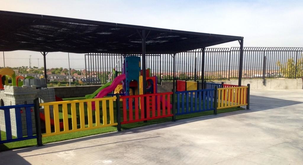 Valla metálica de colores parque infantil colegio Arroyomolinos. Madrid.