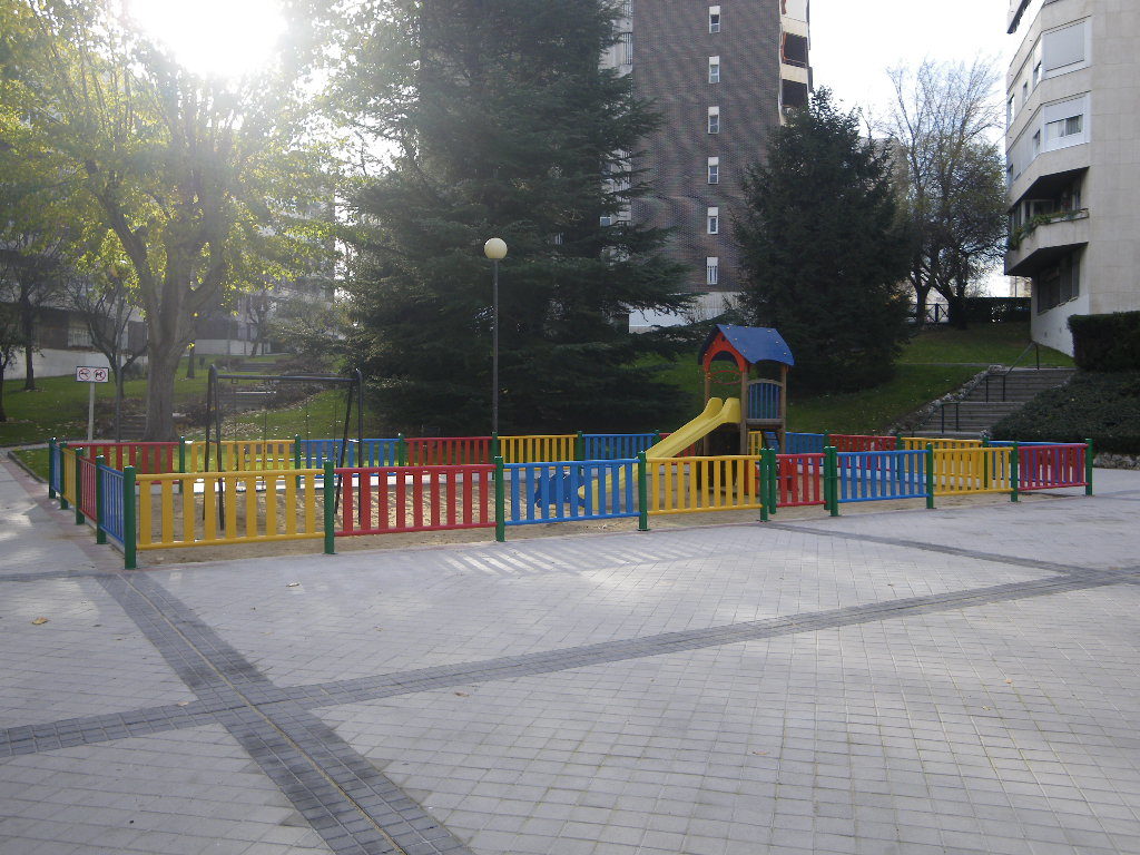 Valla metálica de colores Urbadep comunidad propietarios Madrid.