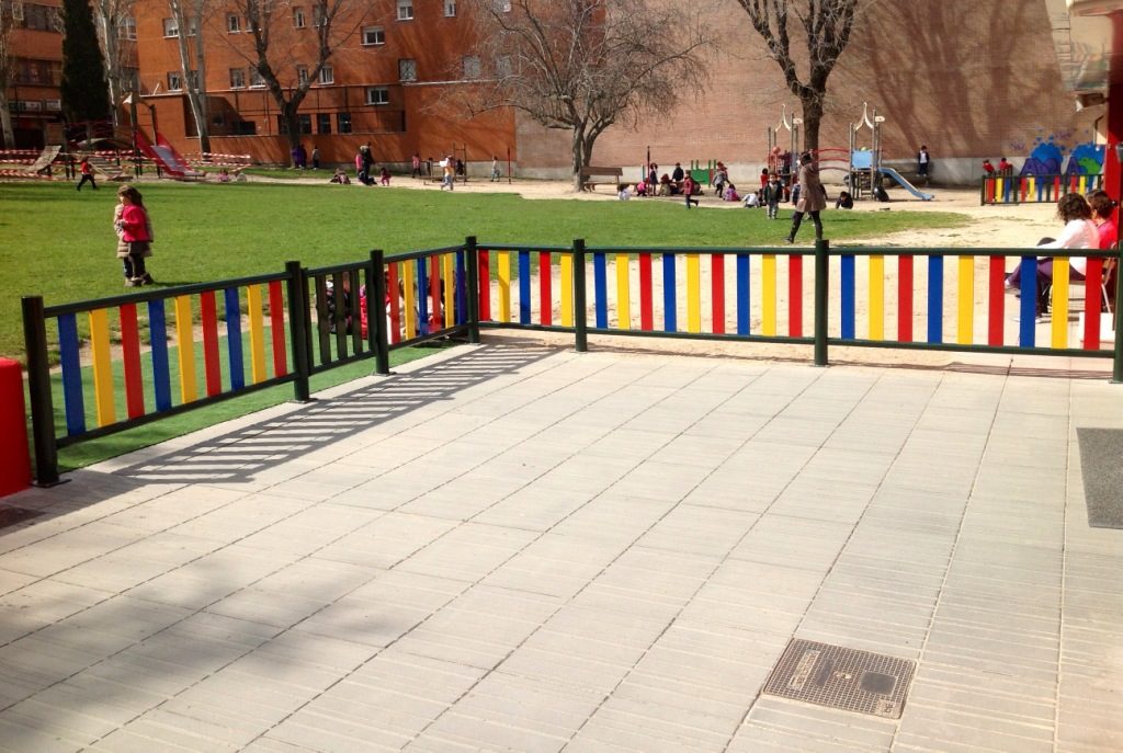 Valla metálica de colores Escuela Infantil Madrid.