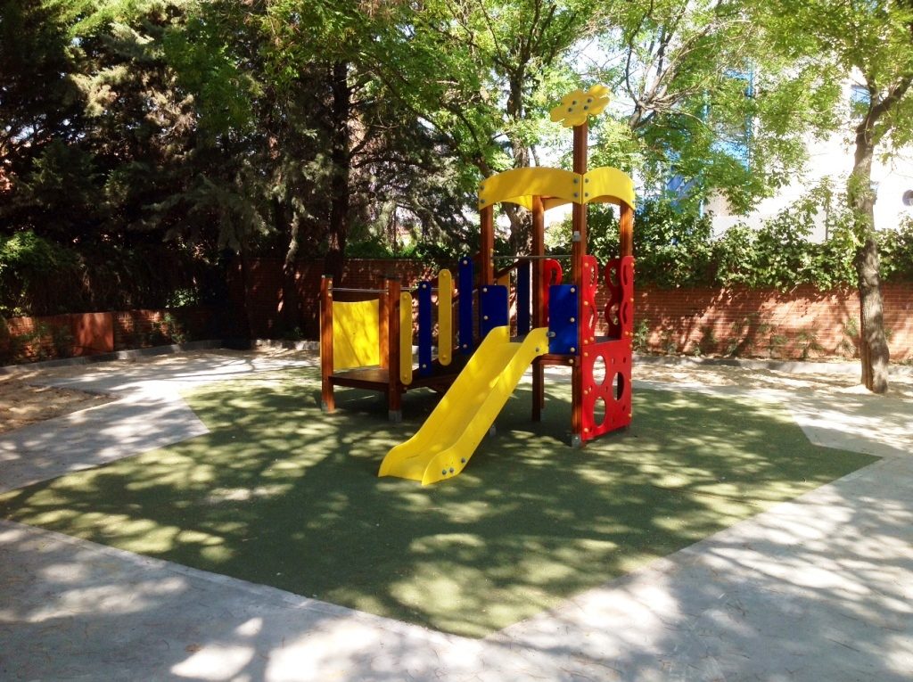 Parque infantil y pavimento de caucho continuo colegio Madrid.