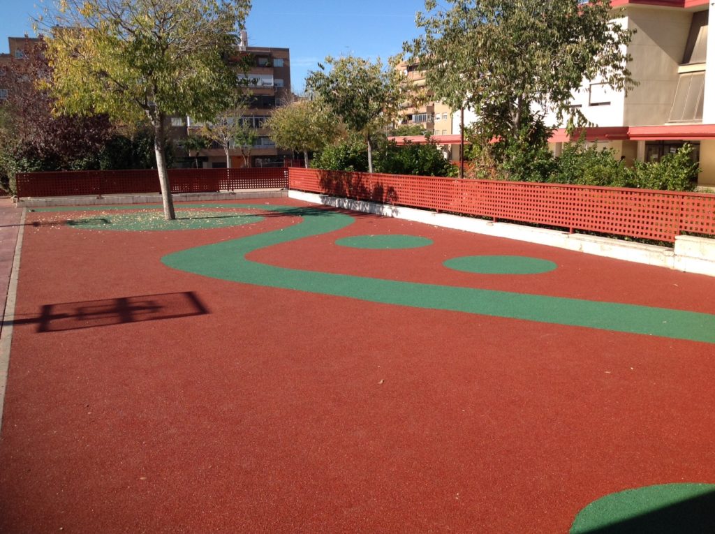 Pavimento de caucho continuo Colegio Las Rosas de Madrid.