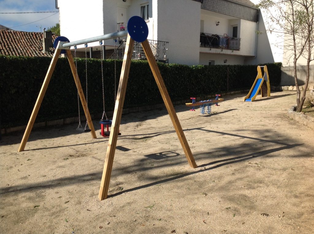 Parques Infantiles, Columpios, Muelle, Balancines,Toboganes en  Hoyo de Manzanares. Madrid