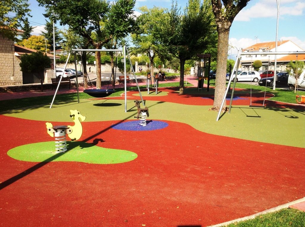 Pavimento de caucho continuo parque infantil Ayuntamiento de Colmenar Viejo. Madrid.