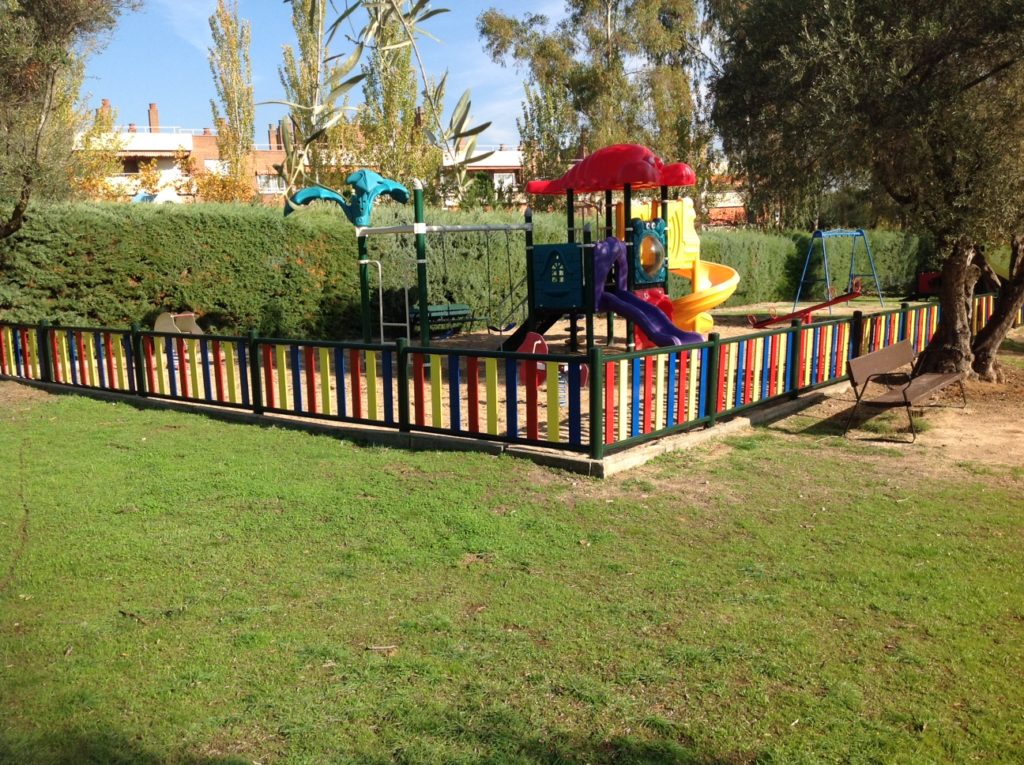 Fabricación, suministro e instalacion de valla metálica de colores para parques infantiles en Pozuelo de Alarcón..