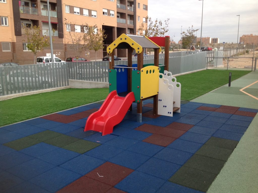 Parque Infantil y Pavimento de caucho en  Colegio Arenale en Rivas Vaciamadrid.