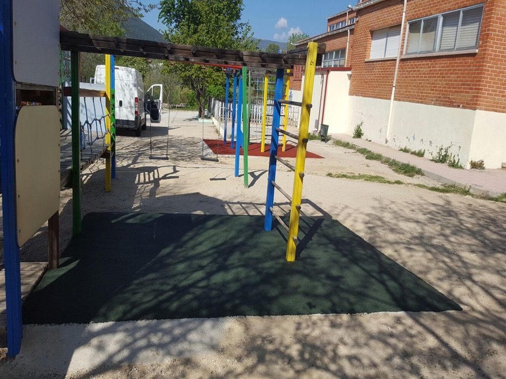 Pavimento de Caucho Continuo Parques Infantiles Bustarviejo.