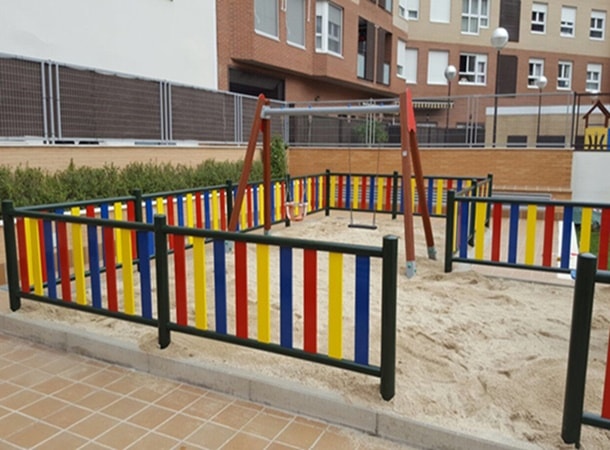 Valla metálica de colores para parques infantiles. Comunidad Propietarios.