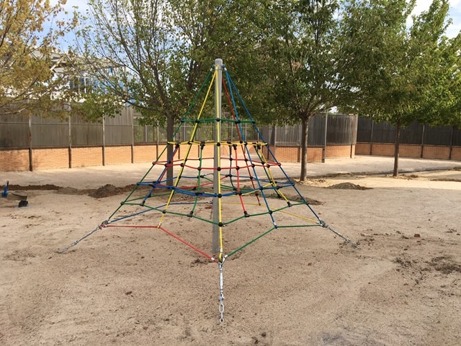 Pirámide de cuerdas para parques infantiles en colegios.