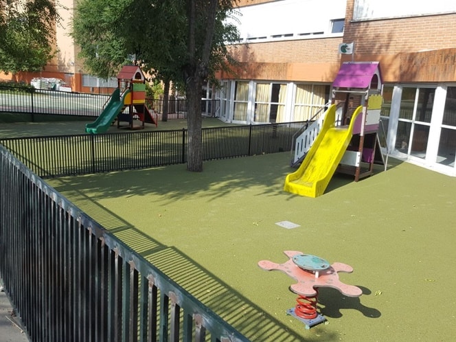 Pavimento de caucho continuo parques infantiles en colegios de Madrid