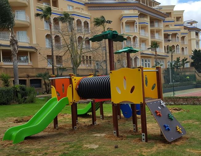 Parques infantiles con torres, rocódromos  y toboganes para hoteles.