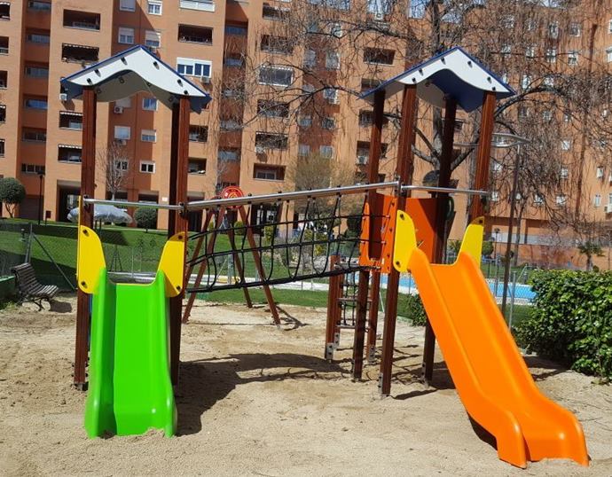 Torres con toboganes y trepas para parques infantiles