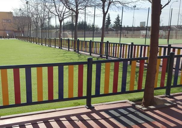 Fabricación de valla metálica de colores para parques infantiles