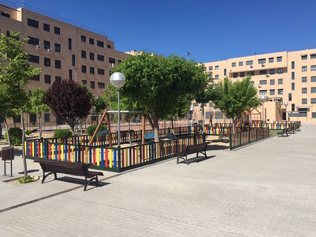 Vallas metálicas de colores para parques infantiles en comunidad