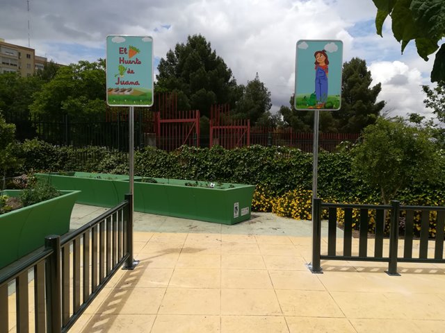 Carteles señalización zona infantil y huerto urbano