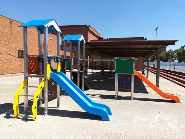 Parques infantiles con torres, toboganes, puentes de equilibrio y trepas